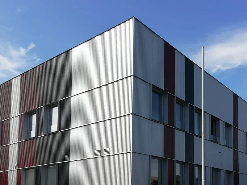 Facciata ventilata rivestita su edificio industriale